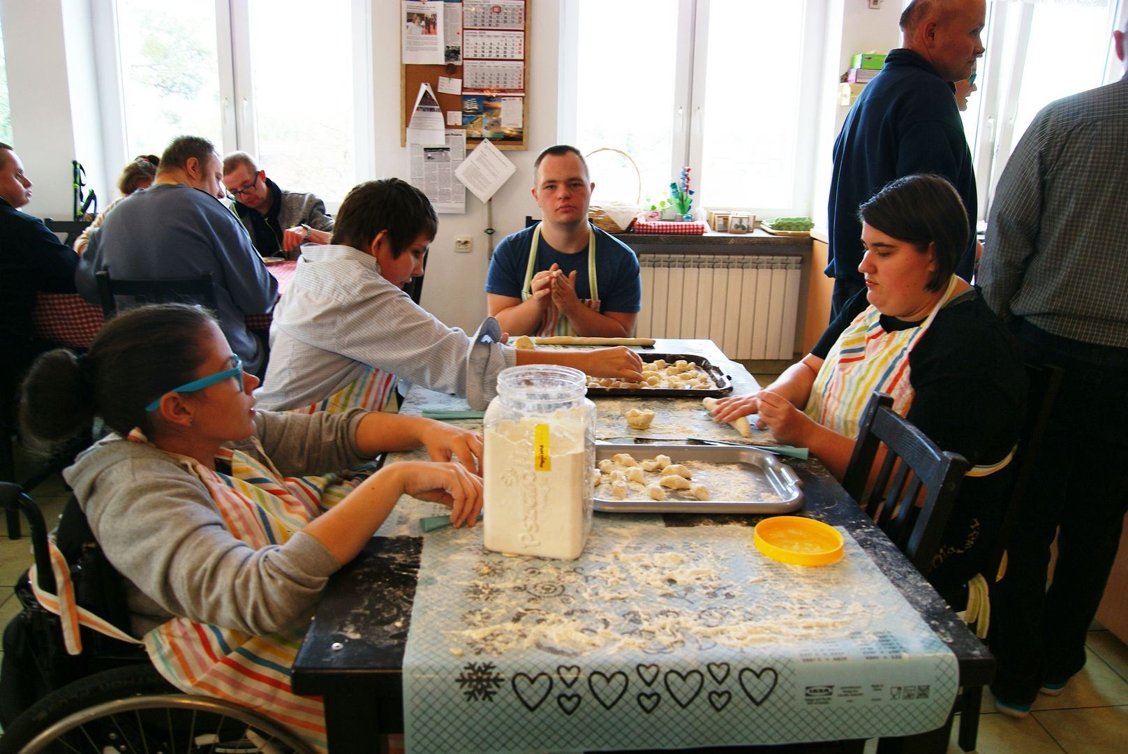 uczestnicy Dziennego Klubu na zajęciach kulinarnych