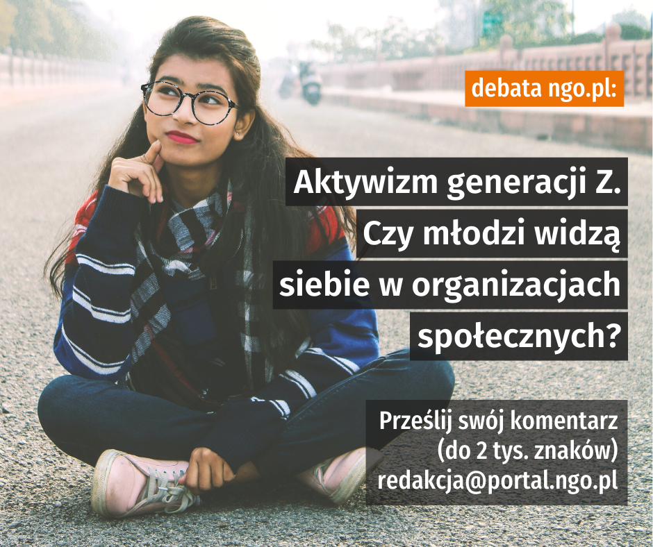 Dziewczyna siedzi na drodze, zamyślona spogląda ku górze, po prawej stronie grafiki umieszczony został tytuł debaty: "Aktywizm generacji Z. Czy młodzi widzą siebie w organizacjach społecznych? Zapraszamy do debaty"