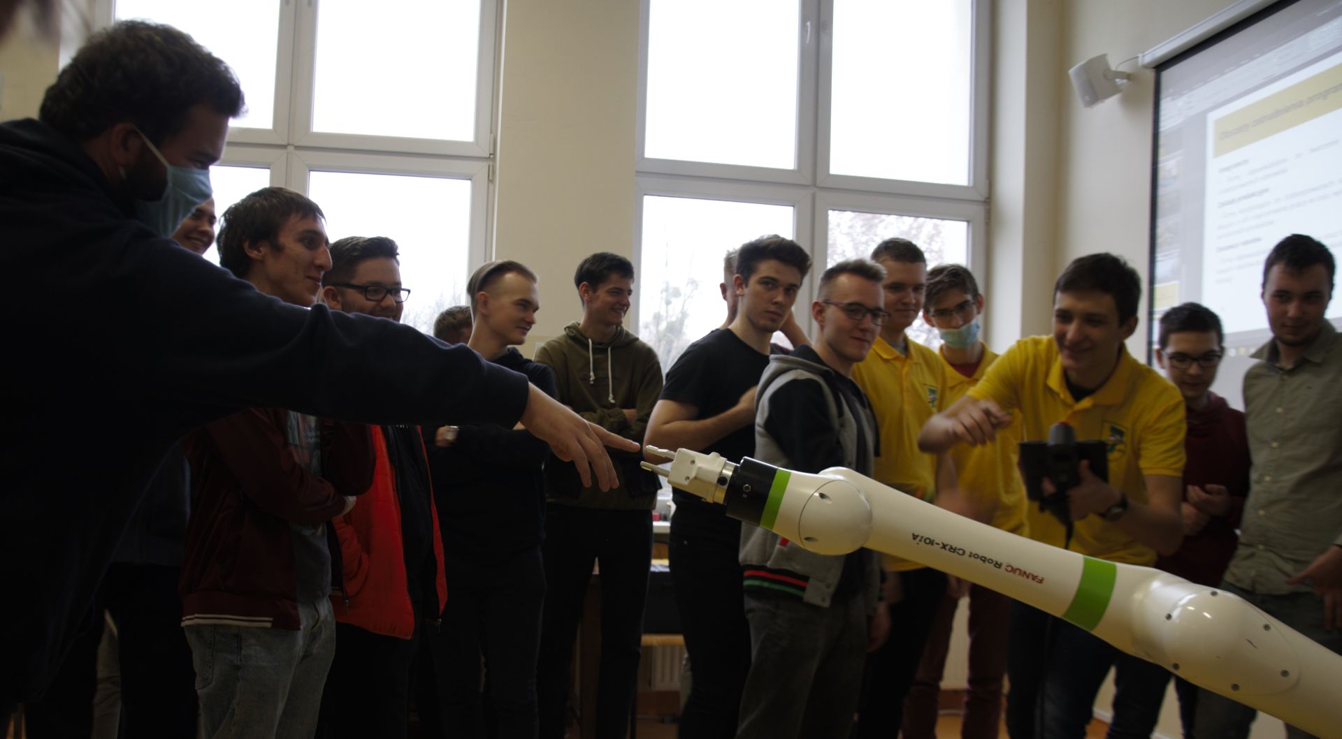 Akcja non profit Tydzień z robotem organizowana przez Fundację ZIEMIA I MY w szkołach ponadpodstawowych