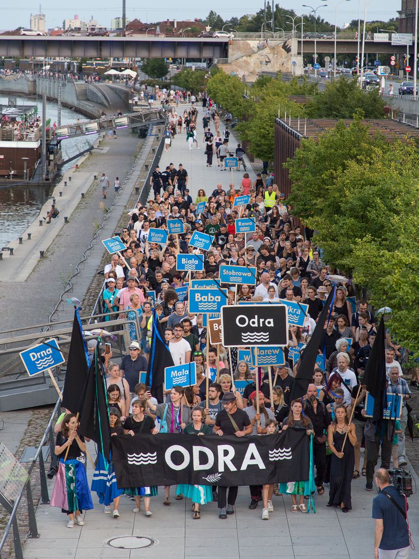 Demonstranci idą bulwarami nad Wisłą.