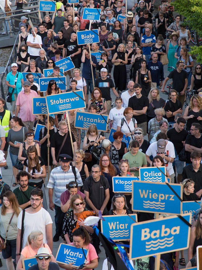 Demonstranci idą bulwarami nad Wisłą.