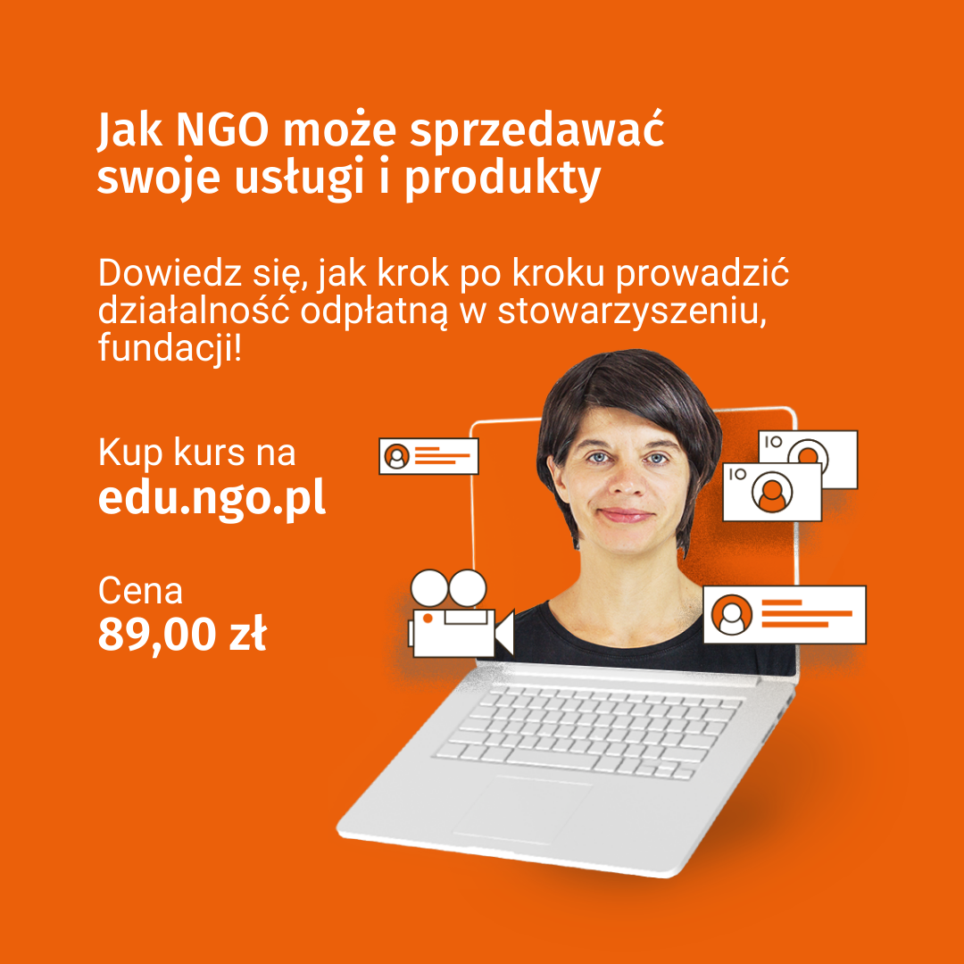 Tekst: Jak NGO może sprzedawać usługi i produkty. Dowiedz się, jak krok po kroku prowadzić działalność odpłatną w stowarzyszeniu, fundacji! Kup kurs na edu.ngo.pl. Cena 89,00 zł. W prawym dolnym rogu zdjęcie kobiety, krótkie ciemne włosy, ciemna bluzka. Dookoła zdjęcia rysunki: banknoty, kamera, komentarze, akapity z tekstu (rysunkowe, nie zawierają możliwej do odczytania treści), klawiatura laptopa. 