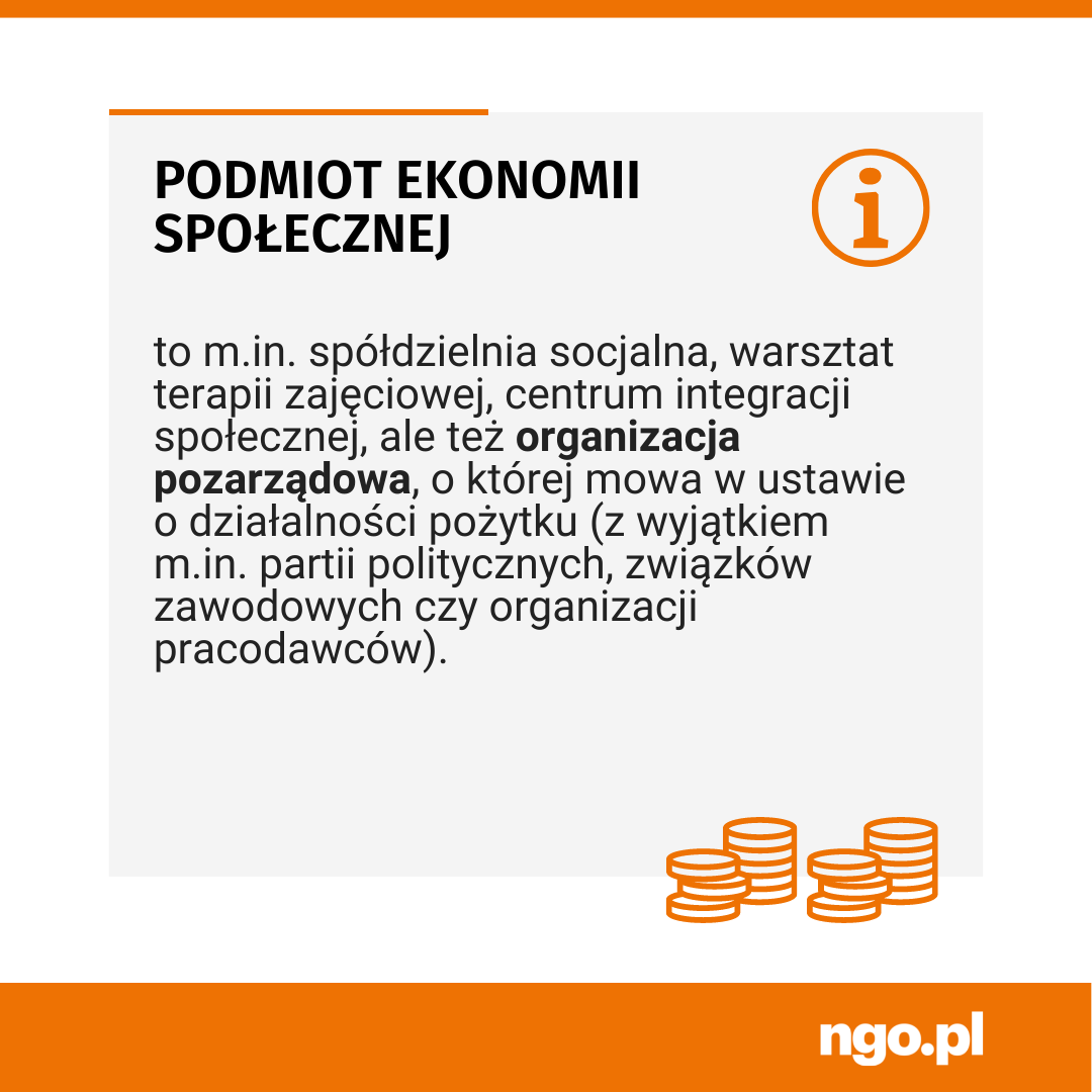 Tekst: PODMIOT EKONOMII SPOŁECZNEJ to m.in. spółdzielnia socjalna, WTZ, CIS, ale też organizacja pozarządowa, o której mowa w ustawie o działalności pożytku (z wyjątkiem m.in. partii politycznych, związków zawodowych czy organizacji pracodawców). Na dole rysunek przedstwiający monety.