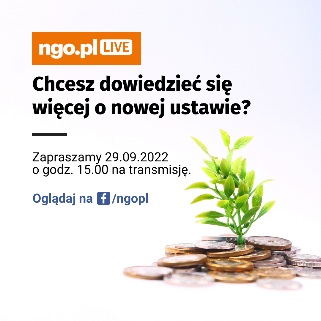 Tekst: ngo.plLIVE. Ustawa o ekonomii społecznej [pozioma linia] Co zyskają NGO-sy? Dowiesz się 29.09.22 o godz. 15.00. Zapraszamy! Oglądaj na [symbol facebooka] /ngopl. Po prawej stronie zdjęcie kupki monet z której wyrasta zielona roślinka.