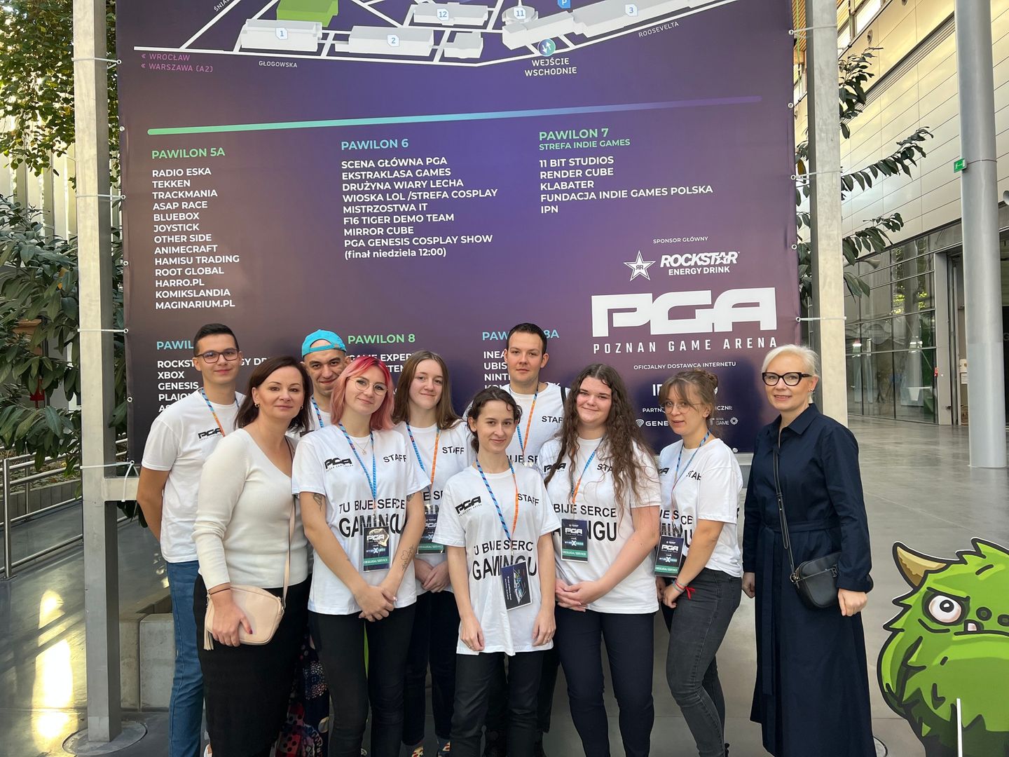 Wolontariusze Fundacji In_Spire na targach Poznań Game Arena 2022.