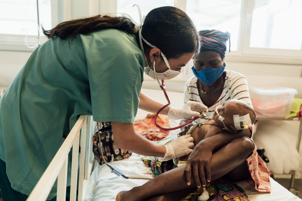 Marianella Rodríguez, lekarka Lekarzy bez Granic, bada pacjentkę na oddziale intensywnej terapii w szpitalu Hangha w dystrykcie Kenema. Sierra Leone, 2020.