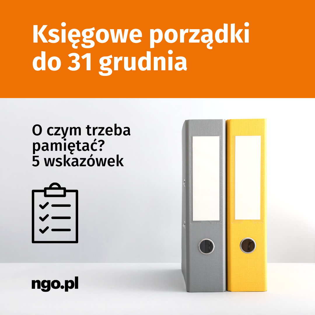 Tekst: Księgowe porządki do 31 grudnia. O czym trzeba pamiętać? 5 wskazówek. Poniżej rysunek symbolizujący kartkę papieru z zaznaczonymi punktami. W tle zdjęcie dwóch segregatorów.