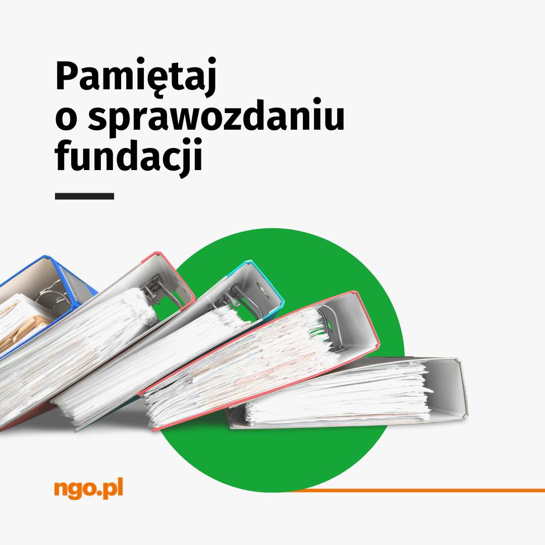 Tekst: Pamietaj o sprawozdaniu fundacji [pozioma kreska]. W tle zdjęcia segregatorów.