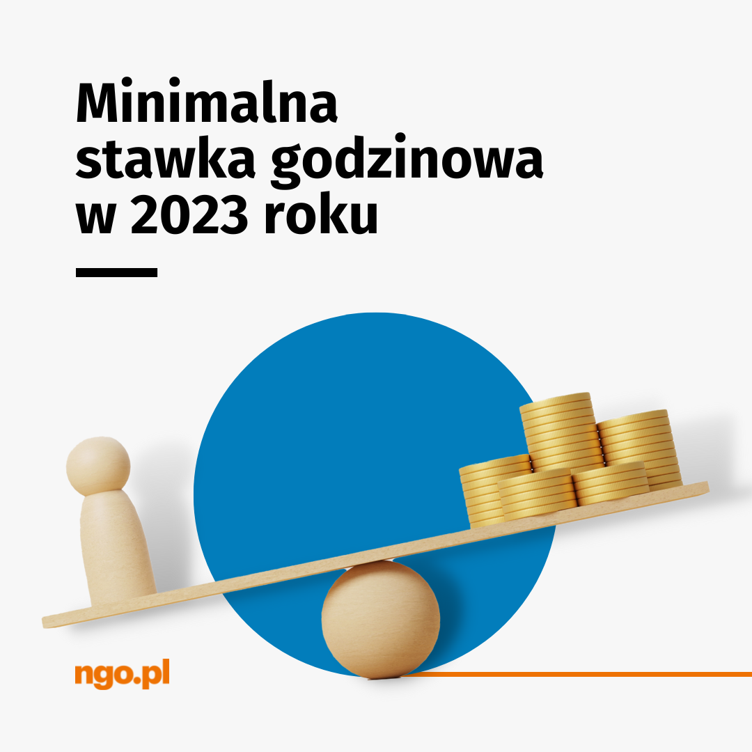 Tekst: Minimalna stawka godzinowa w 2023 roku [pozioma kreska]. W tle rysunek przedstawiający huśtawkę - na ramieniu bliższym ziemi pionek, na ramieniu dalszym monety.  