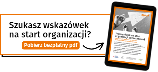 Napis Szukasz wskazówek na start organizacji?, przycisk Pobierz bezpłatny pdf. Grafika przedstawiająca laptopa z otwartym na nim pdfem.