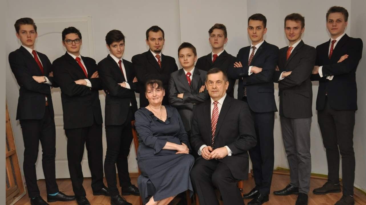 Zdjęcie przedstawia rodzinę Szkudlarków od lewej Wojciech, Szymon, Krzysztof, Adam, Hanna Lech, Włodzimierz, Józef, Jan Piotr i Michał