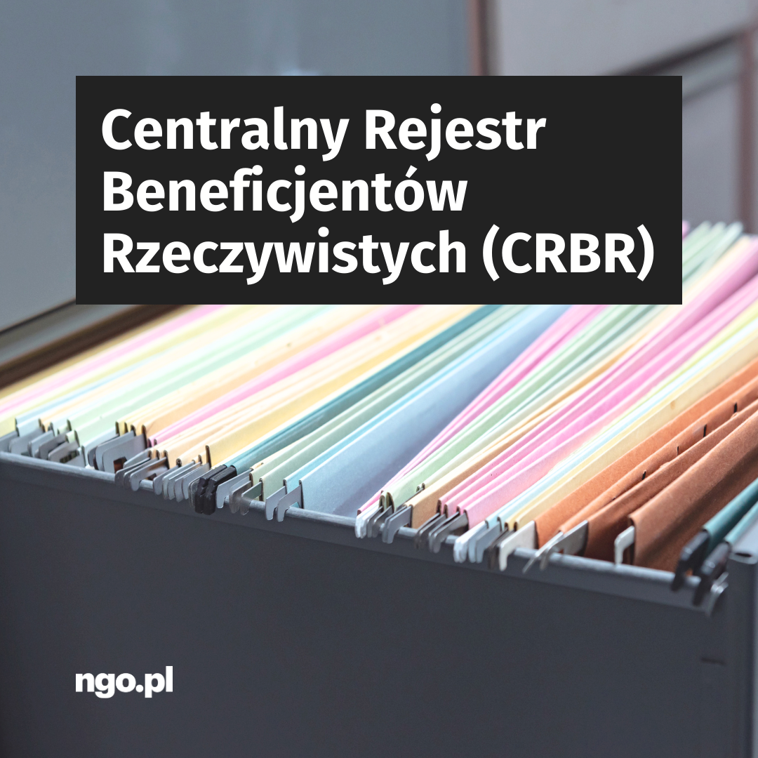 Tekst: Centralny Rejestr Beneficjentów Rzeczywistych (CRBR). W tle zdjęcie: przedstawia kolorowe skoroszyty w specjalnej, metalowej szufladzie na dokumenty.