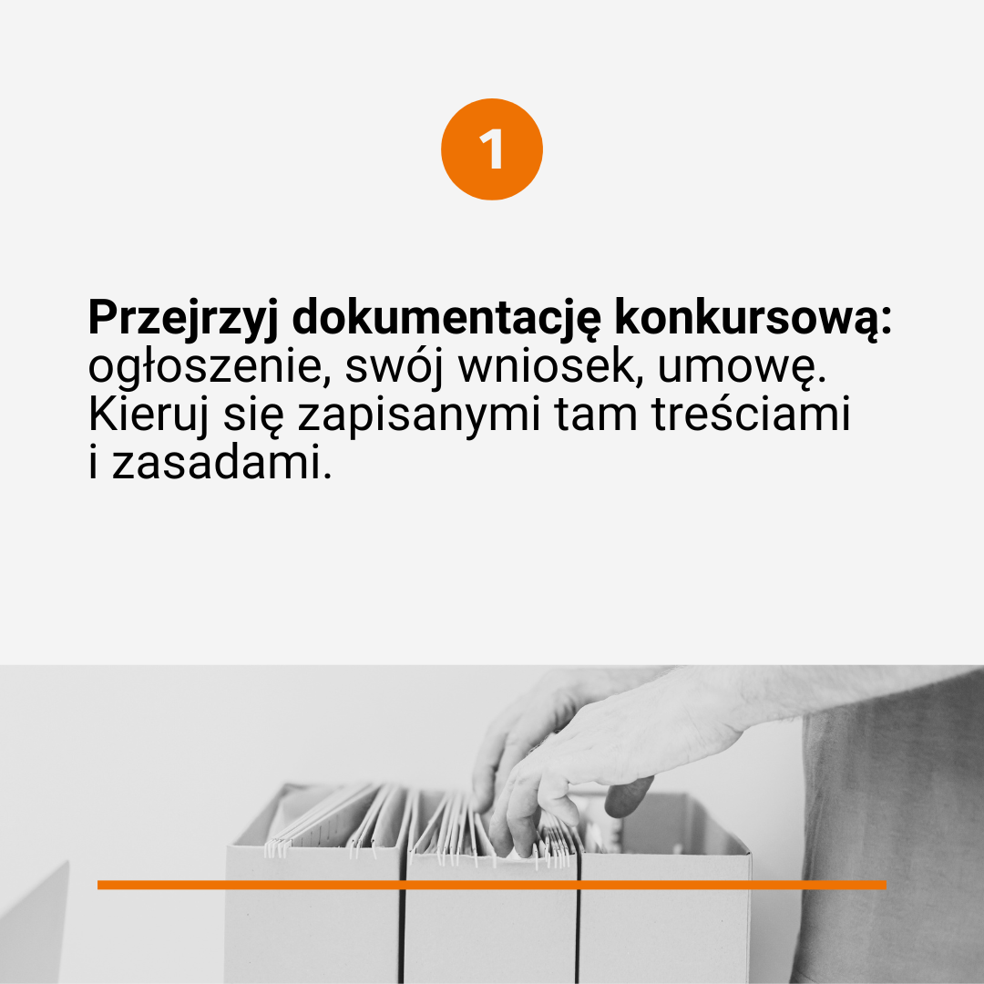 Tekst poprzedzony numerkiem "1": Przejrzyj dokumentację konkursową: ogłoszenie, swój wniosek, umowę. Kieruj się zapisanymi tam treściami i zasadami. Na dole czarno-białe zdjęcie przedstawiające rękę sięgającą do segregatorów.