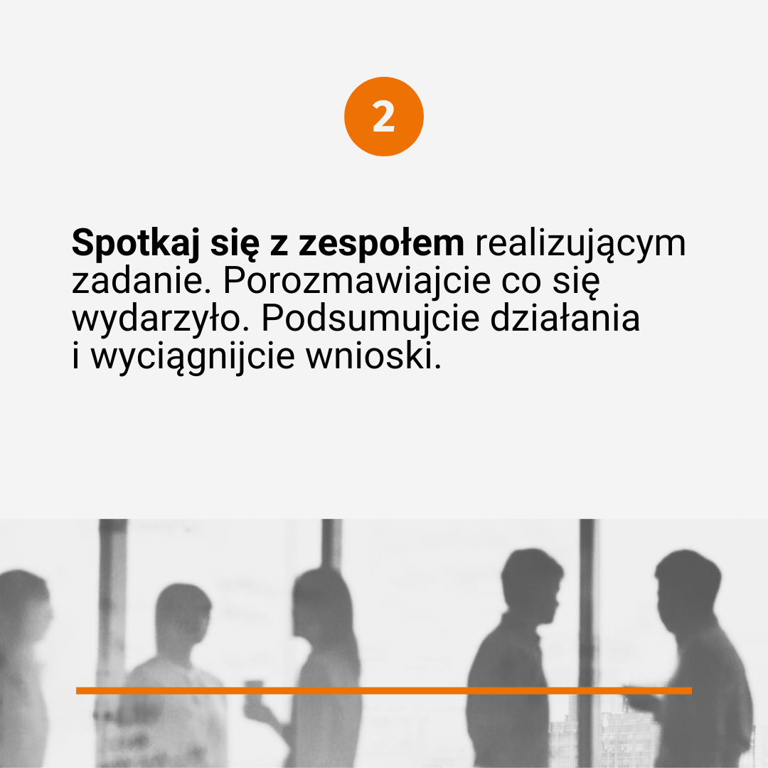 Tekst poprzedzony numerkiem "2": Spotkaj się z zespołem realizującym zadanie. Porozmawiajcie co się wydarzyło. Podsumujcie działania i wyciągnijcie wnioski. Na dole czarno-białe zdjęcie przedstawiające sylwetki osób na tle rozświetlonego okna (duże szyby, jak w nowoczesnych biurowcach).