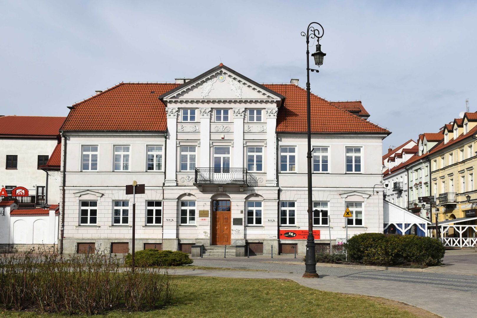 Klasycystyczny Dom pod Opatrznością - główna siedziba Biblioteki im. Zielińskich TNP