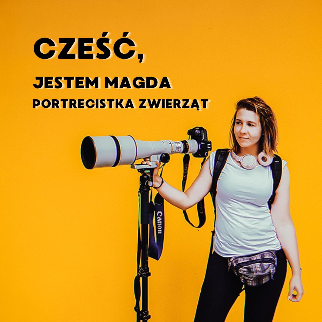 Na zdjęciu uśmiechnięta fotografka zwierząt trzymająca aparat. Przestawia się i zachęca do współpracy, aby wspólnie pomóc zwierzakom w potrzebie.