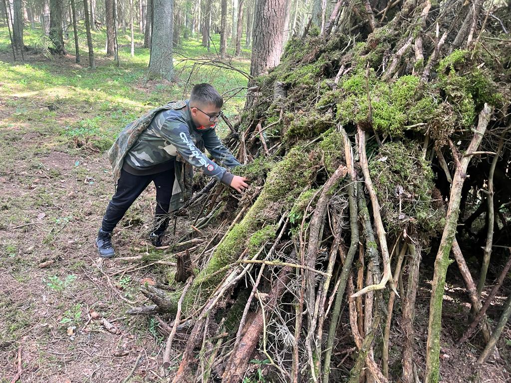 Zajęcia survivalowe takie jak: budowanie schronień, budowa i rozpalanie ognisk, budowa filtrów do uzdatniania wody, maskowanie się i inne