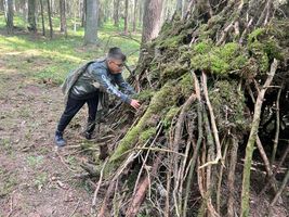Miniatura Zajęcia survivalowe takie jak: budowanie schronień, budowa i rozpalanie ognisk, budowa filtrów do uzdatniania wody, maskowanie się i inne