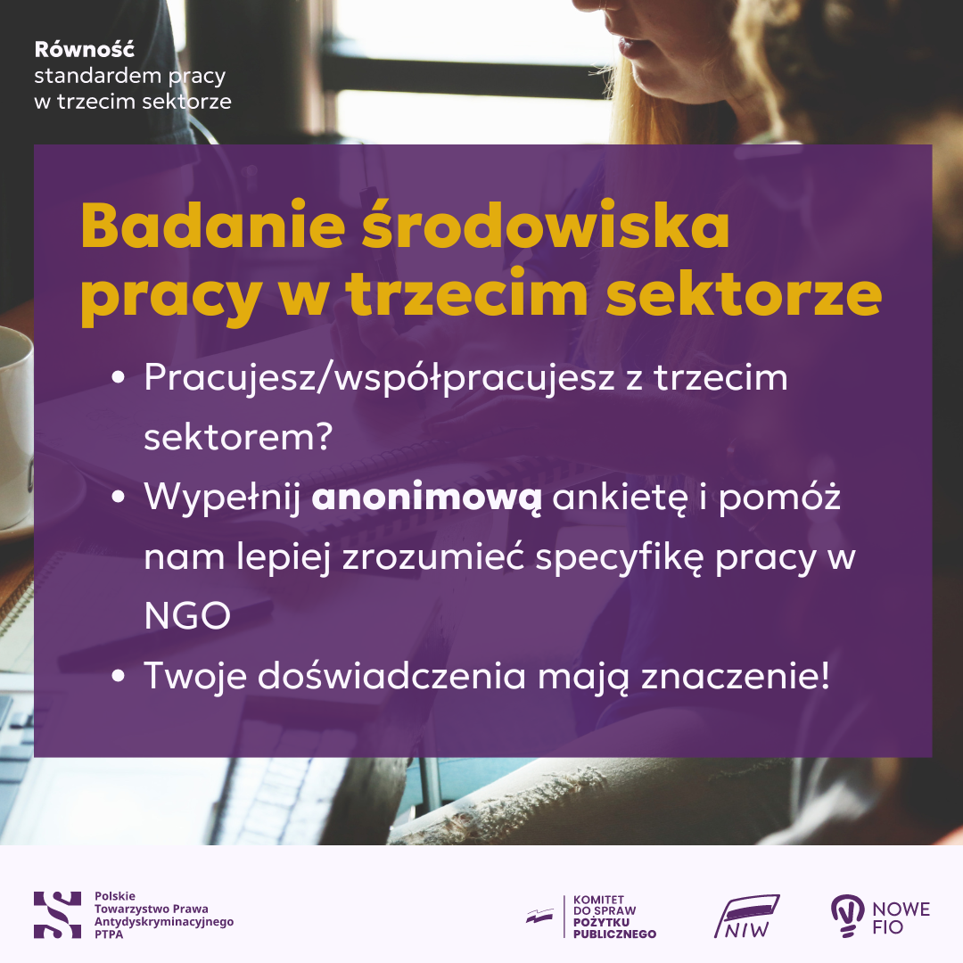 Na grafice jest większy napis "Badanie środowiska pracy w trzecim sektorze". Pod nim, mniejszą czcionką widnieje tekst "Pracujesz/współpracujesz z trzecim sektorem? Wypełnij anonimową ankietę i pomóż nam lepiej zrozumieć specyfikę pracy w NGO. Twoje doświadczenia mają znaczenie!"