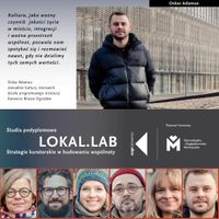 Miniatura Zdjęcie z wizerunkiem Oskara Adamusa - Oskar Adamus: menadżera kultury, kierownika działu programowego instytucji Katowice Miasto Ogrodów. Obok zdjęcia cytat: Kultura, jako ważny czynnik  jakości życia  w mieście, integracji  i ważna przestrzeń wspólnot, pozwala nam spotykać się i rozmawiać nawet, gdy nie dzielimy tych samych wartości. 