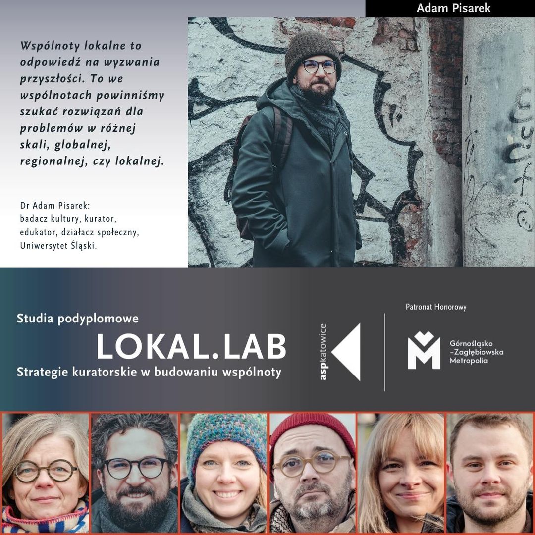 Zdjęcie z wizerunkiem dr Adama Pisarka, badacza kultury z Uniwersytetu Śląskiego, edukatora, kuratora. Obok zdjęcia cytat: Wspólnoty lokalne to odpowiedź na wyzwania przyszłości. To we wspólnotach powinniśmy szukać rozwiązań dla problemów w różnej skali, globalnej, regionalnej, czy lokalnej.