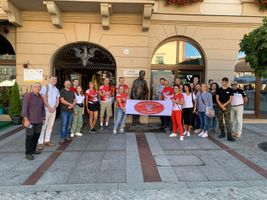 Miniatura Uczestnicy marszu śladami "Sokoła" w Dzień Sokoła 2023, przy pomniku Tadeusza Tertila - wybitnego prezesa "Sokoła" oraz burmistrza Tarnowa. Obecnie znajduje się tu Republika Sokoła.