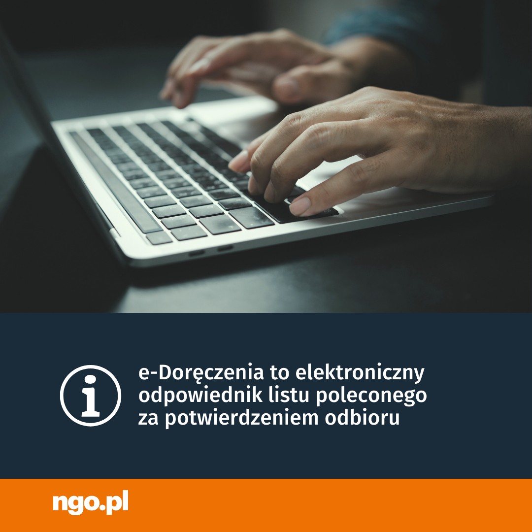 Tekst: e-Doręczenia to elektroniczny odpowiednik listu poleconego za potwierdzeniem odbioru. W tle zdjęcie przedstawiające klawiaturę laptopa i dłonie nad tą klawiaturą.