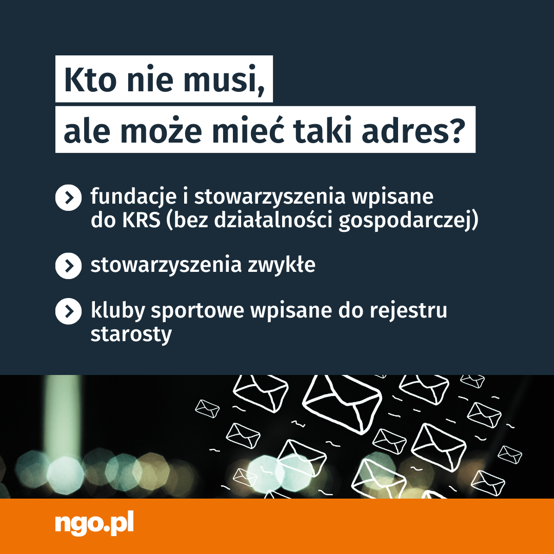 Tekst: Kto nie musi, ale może mieć taki adres? Fundacje i stowarzyszenia wpisane do KRS (bez działalności gospodarczej) stowarzyszenia zwykłe kluby sportowe wpisane do rejestru starosty. W tle zdjęcie przedstawiające listy elektroniczne (symbolizowane przez białe koperty).