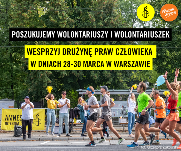 Wolontariusze i wolontariuszki Amnesty International w punkcie kibicowania na trasie biegu
