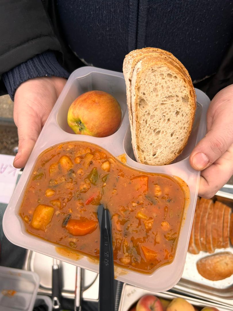 Przykładowy posiłek wydawany osobom potrzebującym 