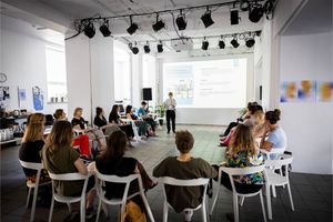 Miniatura Grupa uczestniczek i uczestników kursu pozuje do zdjęcia przed siedzibą Warszawskiego Obserwatorium Kultury.