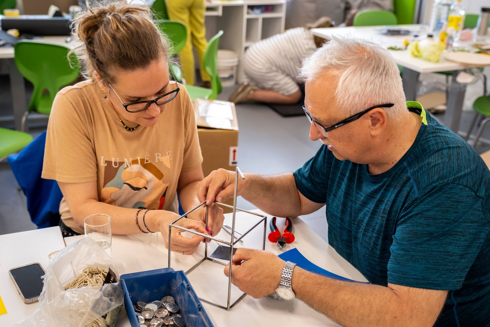 Uczestniczka i uczestnik Szkoły Prototypowania pracujący nad własnymi prototypami pomocy naukowych.