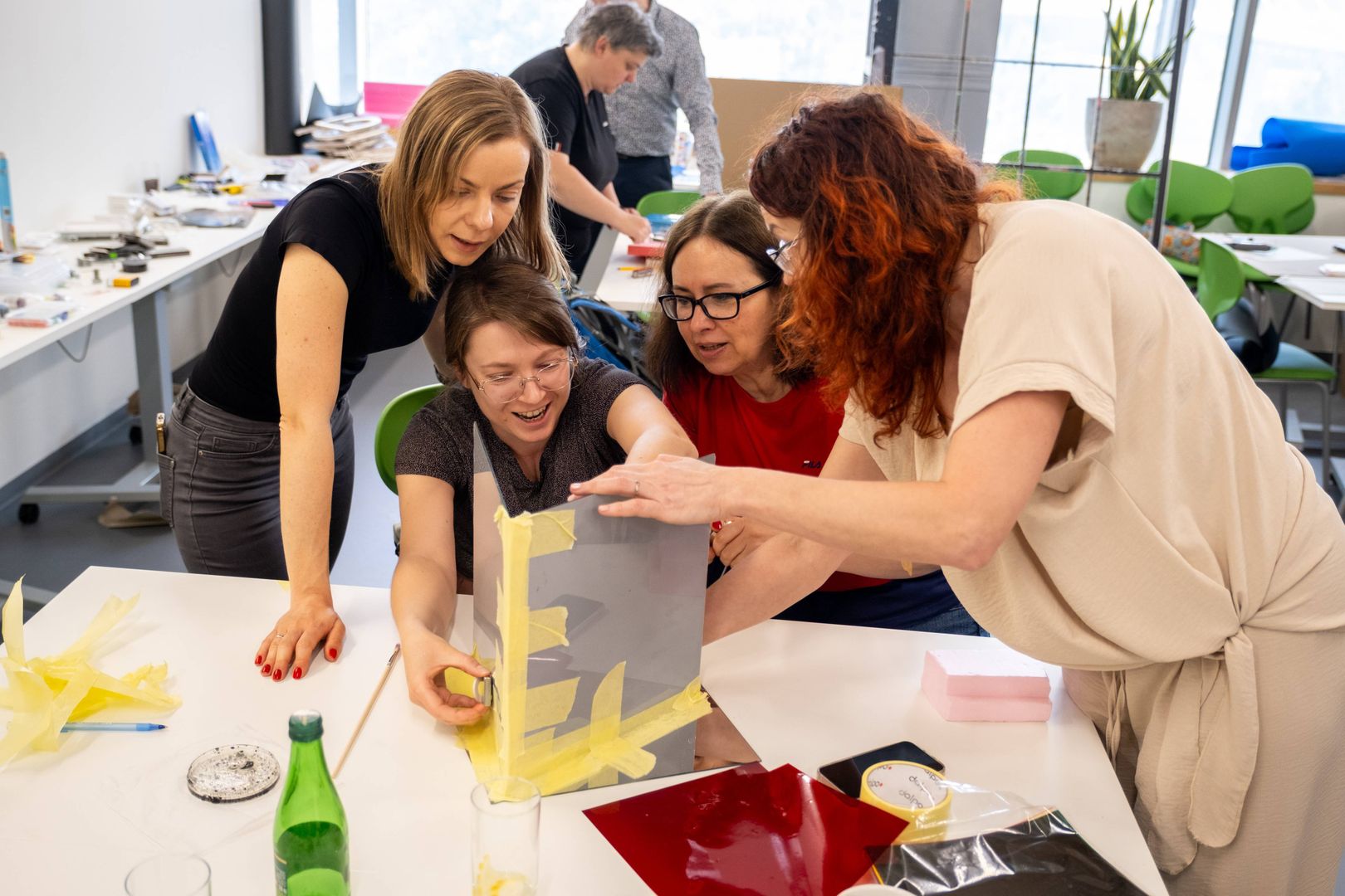 Uczestniczki Szkoły Prototypowania pracujące wspólnie nad własnymi prototypami pomocy naukowych.