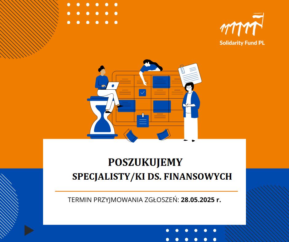 Grafika przedstawia ogłoszenie o pracę od Fundacji Solidarności Międzynarodowej (Solidarity Fund PL). W centralnej części ilustracji znajdują się dwie postacie – jedna siedzi przy komputerze, druga trzyma dokument. W tle widoczne są ikony symbolizujące zadania finansowe, takie jak wykresy i diagramy. Po prawej stronie znajduje się klepsydra, sugerująca ograniczony czas na aplikację. Na górze widnieje logo organizacji oraz tekst: „POSZUKUJEMY SPECJALISTY/KI DS. FINANSOWYCH” Na dole umieszczono informację o terminie składania zgłoszeń: „TERMIN PRZYJMOWANIA ZGŁOSZEŃ: 28.05.2025 r.”