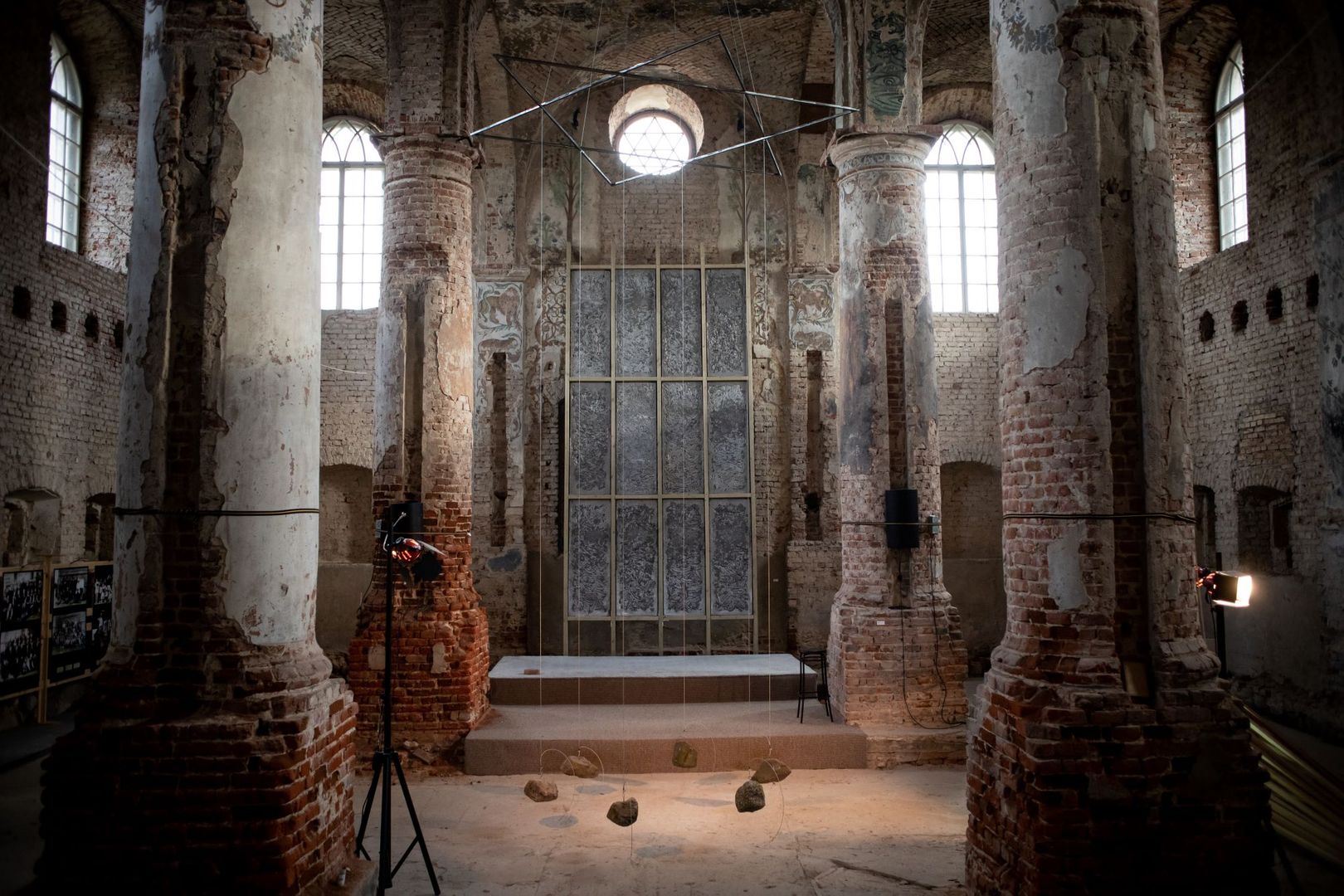 Wnętrze synagogi w Orli, monumentalny budynek z filarami pośrodku