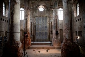 Miniatura Wnętrze synagogi w Orli, monumentalny budynek z filarami pośrodku