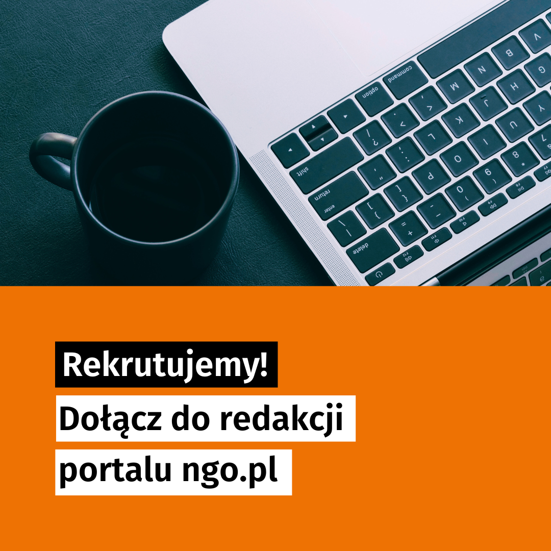 Na stole stoi laptop i kubek. Pod spodem napis &amp;quot;Rekrutujemy! Dołącz do redakcji portalu ngo.pl!&amp;quot;