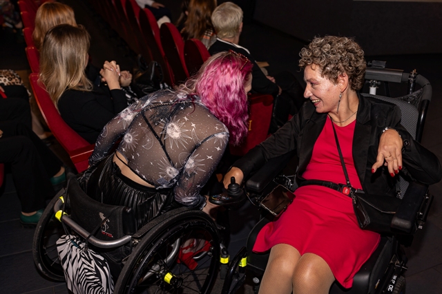Bohaterki i główne aktorki nagrodzonych filmów w 2024 roku, od lewej: Paulina Kozak z Centrum Pomocy Osobom Poszkodowanym oraz Joanna Maciejewska z Fundacji im. Doktora Piotra Janaszka PODAJ DALEJ