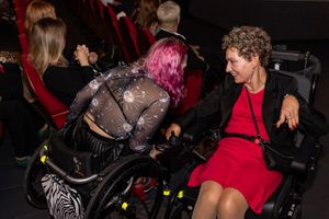 Miniatura Bohaterki i główne aktorki nagrodzonych filmów w 2024 roku, od lewej: Paulina Kozak z Centrum Pomocy Osobom Poszkodowanym oraz Joanna Maciejewska z Fundacji im. Doktora Piotra Janaszka PODAJ DALEJ