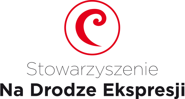 Logo Stowarzyszenia Na Drodze Ekspresji. U góry znajduje się czerwony symbol w formie dynamicznej spirali przypominającej falę lub stylizowaną literę „e”, umieszczony w cienkim czerwonym okręgu. Poniżej widoczny jest napis: „Stowarzyszenie Na Drodze Ekspresji” – słowo „Stowarzyszenie” zapisane cienką, elegancką czcionką, a „Na Drodze Ekspresji” pogrubioną, czarną czcionką. Całość tworzy nowoczesny i energetyczny wizerunek.