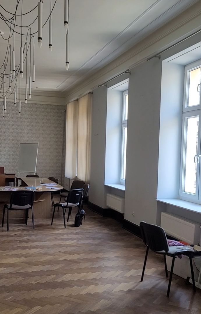 widok na dużą salę z perspektywy