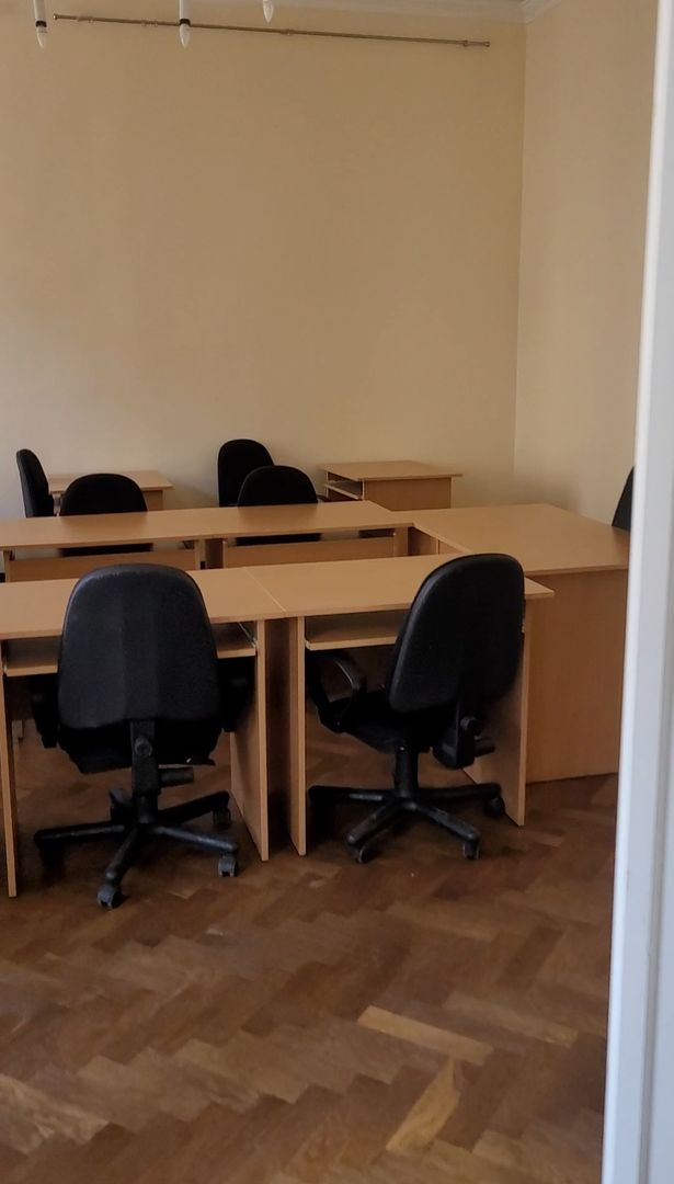 widok na staoły w mniejszej sali