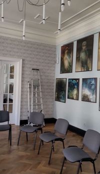 Miniatura widok na ściany i dostępne krzesła w dużej sali