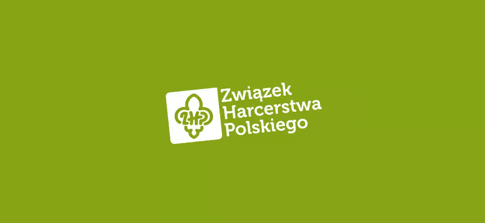 Logotyp Związku Harcerstwa Polskiego na zielonym tle