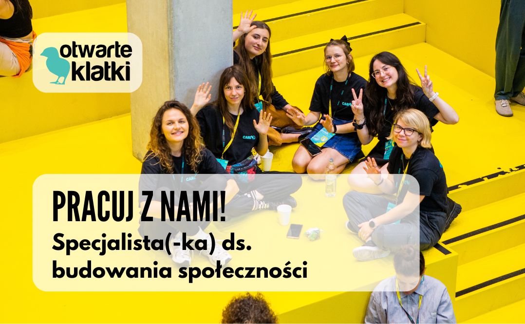 Zdjęcie przedstawia grupę wolontariuszy siedzących na schodach auli konferencyjnej i machających do kamery. Na dole jest napis PRACUJ Z NAMI! Specjalista(-ka) ds. budowania społeczności. Na górze jest logo Otwartych Klatek.