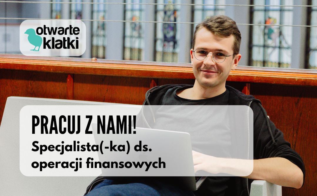 Zdjęcie przedstawia uśmiechniętego mężczyznę z komputerem. Na dole jest napis PRACUJ Z NAMI! Specjalista(-ka) ds. operacji finansowych. Na górze jest logo Otwartych Klatek.