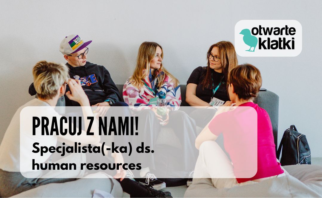 Zdjęcie przedstawia pięć osób siedzących w kółku, które rozmawiają. Na dole jest napis PRACUJ Z NAMI! Specjalista(-ka) ds. human resources. Na górze jest logo Otwartych Klatek
