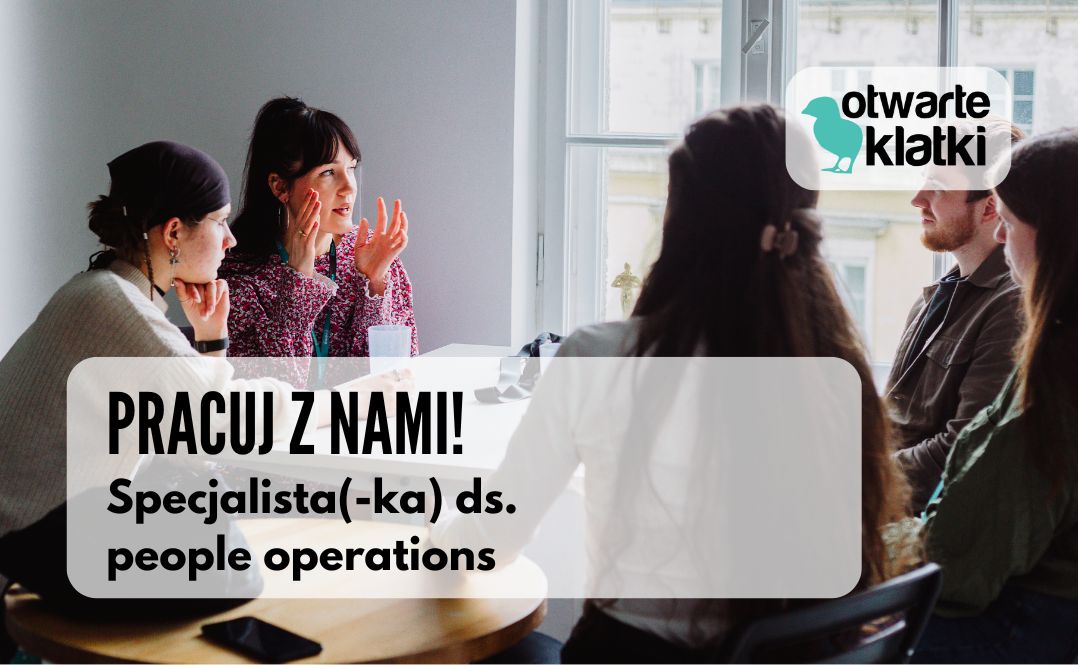 Zdjęcie z czterema osobami rozmawiającymi przy stole. Na dole jest napis PRACUJ Z NAMI! Specjalista(-ka) ds. people operations. Na górze jest logo Otwartych Klatek.