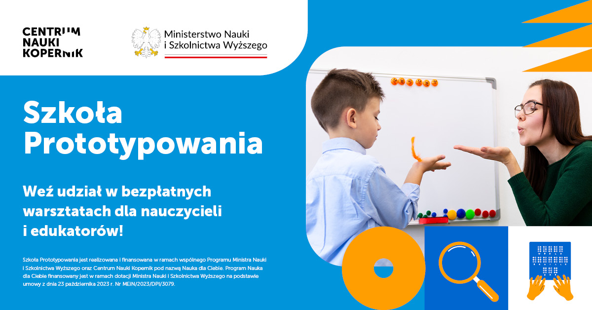 Na grafice widoczny napis Szkoła Prototypowania oraz logotypy Centrum Nauki Kopernik i Ministerstwa Nauki i Szkolnictwa Wyższego, organizatorów warsztatów dla nauczycieli i edukatorów. Po prawej stronie zdjęcie kobiety w okularach przed którą siedzi chłopiec, kobieta na wyciągniętej dłoni przed chłopcem dmucha na unoszące się piórko. 