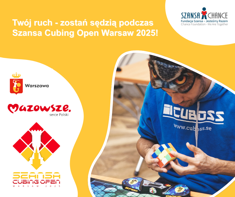 Mężczyzna w niebieskiej bluzie z napisem "Cuboss" trzymający kostkę Rubika i przygotowujący się do ułożenia jej na czas. Na stole przed nim znajduje się mata i stoper. Obok grafika promująca wydarzenie „Szansa Cubing Open Warsaw 2025” z hasłem „Twój ruch – zostań sędzią podczas Szansa Cubing Open Warsaw 2025!”. Widoczne są logotypy Warszawy, Mazowsza, Fundacji Szansa oraz turnieju.